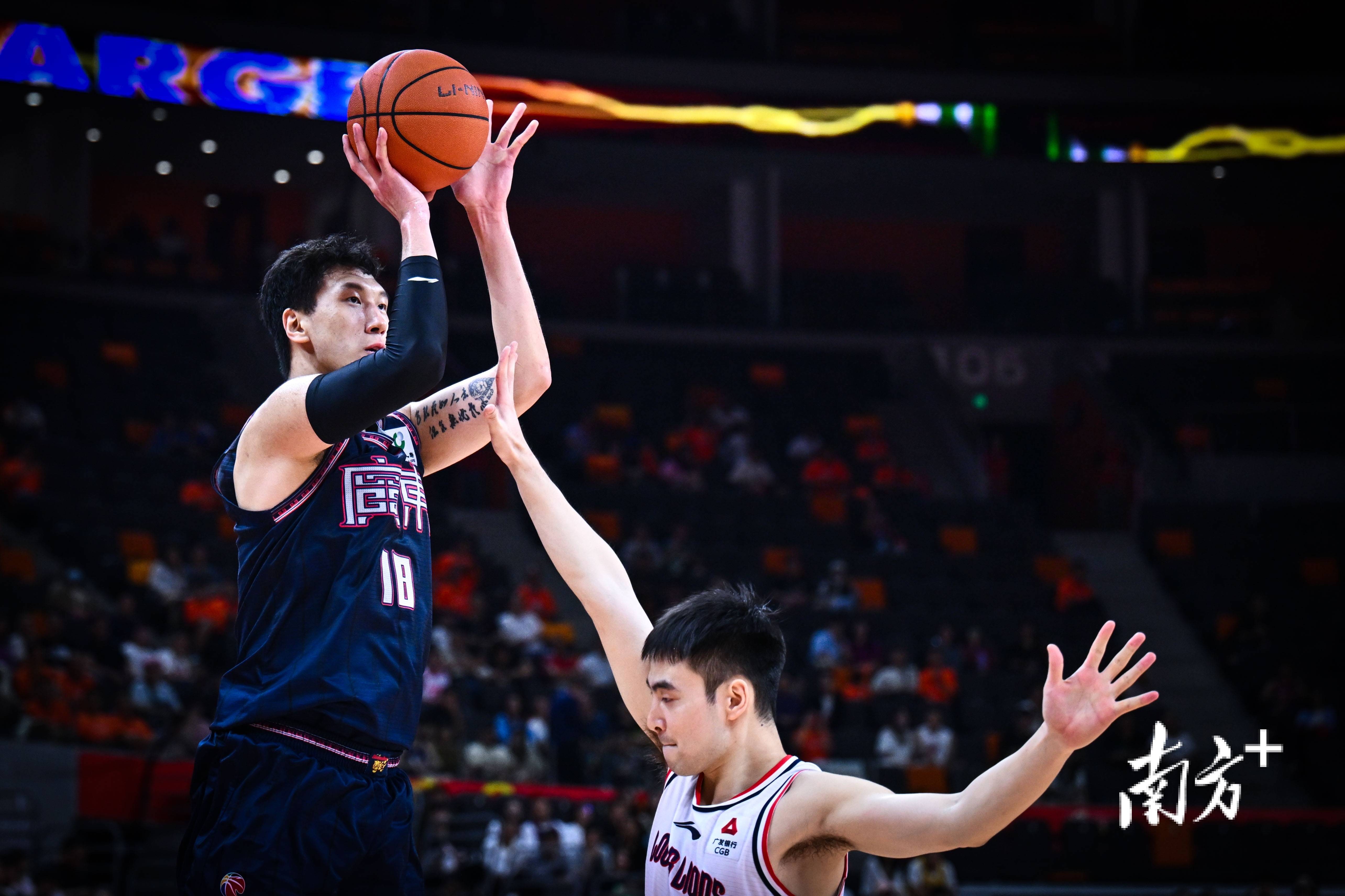 爱游戏体育平台-包含渝州山猫队守住胜果泰山雄鲨队，足球常规赛上演裁判判罚引热议！外援联手发威的词条